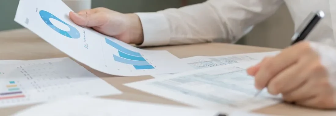 كيف توزّع راتب 10,000 ريال على ميزانية شهرية متوازنة (مع جدول وأمثلة)